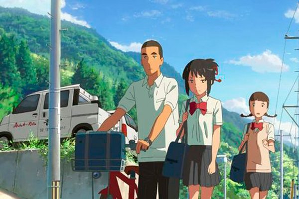 Los amigos de Suzume, vestidos con sus uniformes escolares, caminan juntos por el pueblo, mostrándose preocupados y solidarios mientras le preguntan sobre los desafíos que enfrenta en la película Suzume.